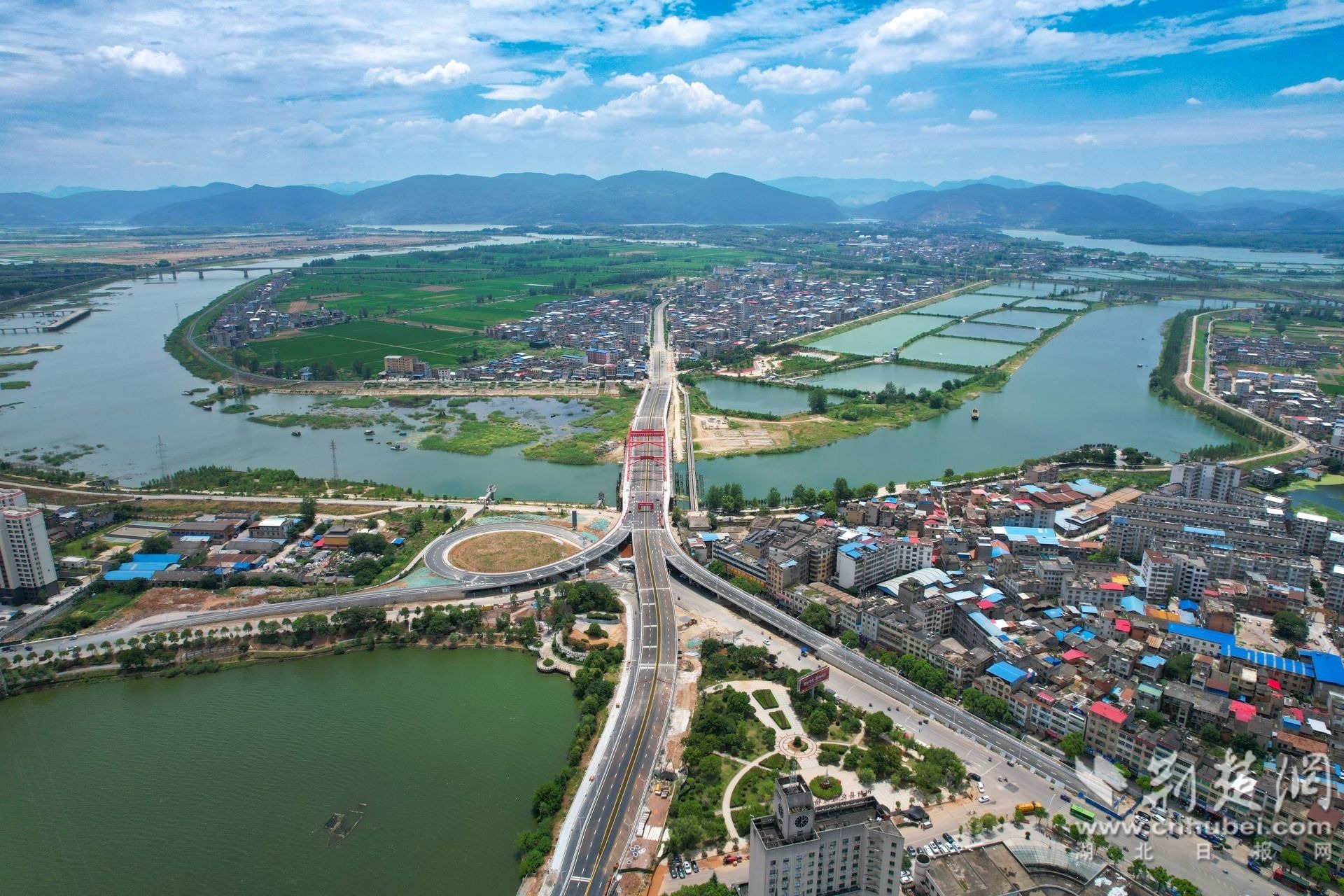Hubei Yangxin Bayi桥在交通中开