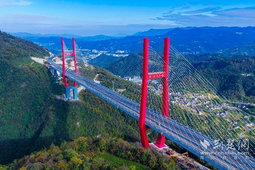 在云端画一幅画！伊来高速公路知节超级大桥涂