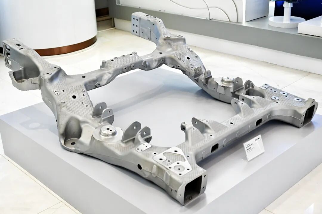 世界第一！亨特装备推出整体铸造“铝金梁”，引领新能源架构安全革命