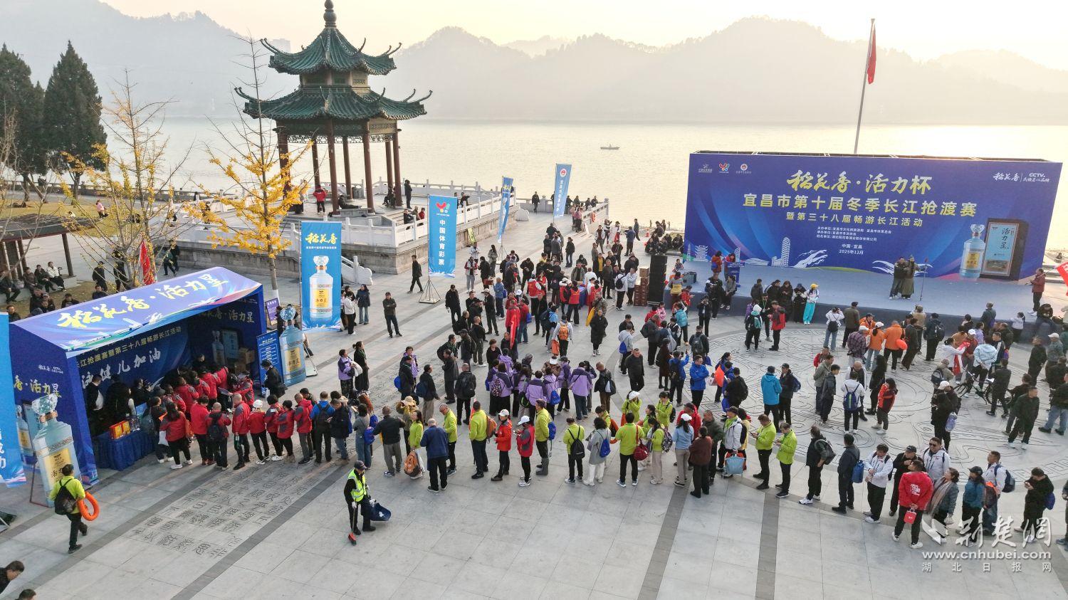 15 稻花香互动体验区排起长龙.jpg.jpg