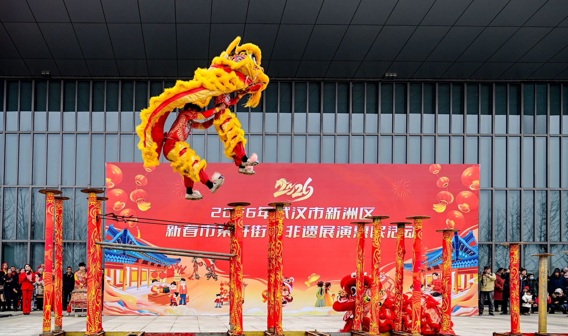 惊险绝伦的舞狮引得众人声声喝彩。沈雷平 摄.jpg.jpg