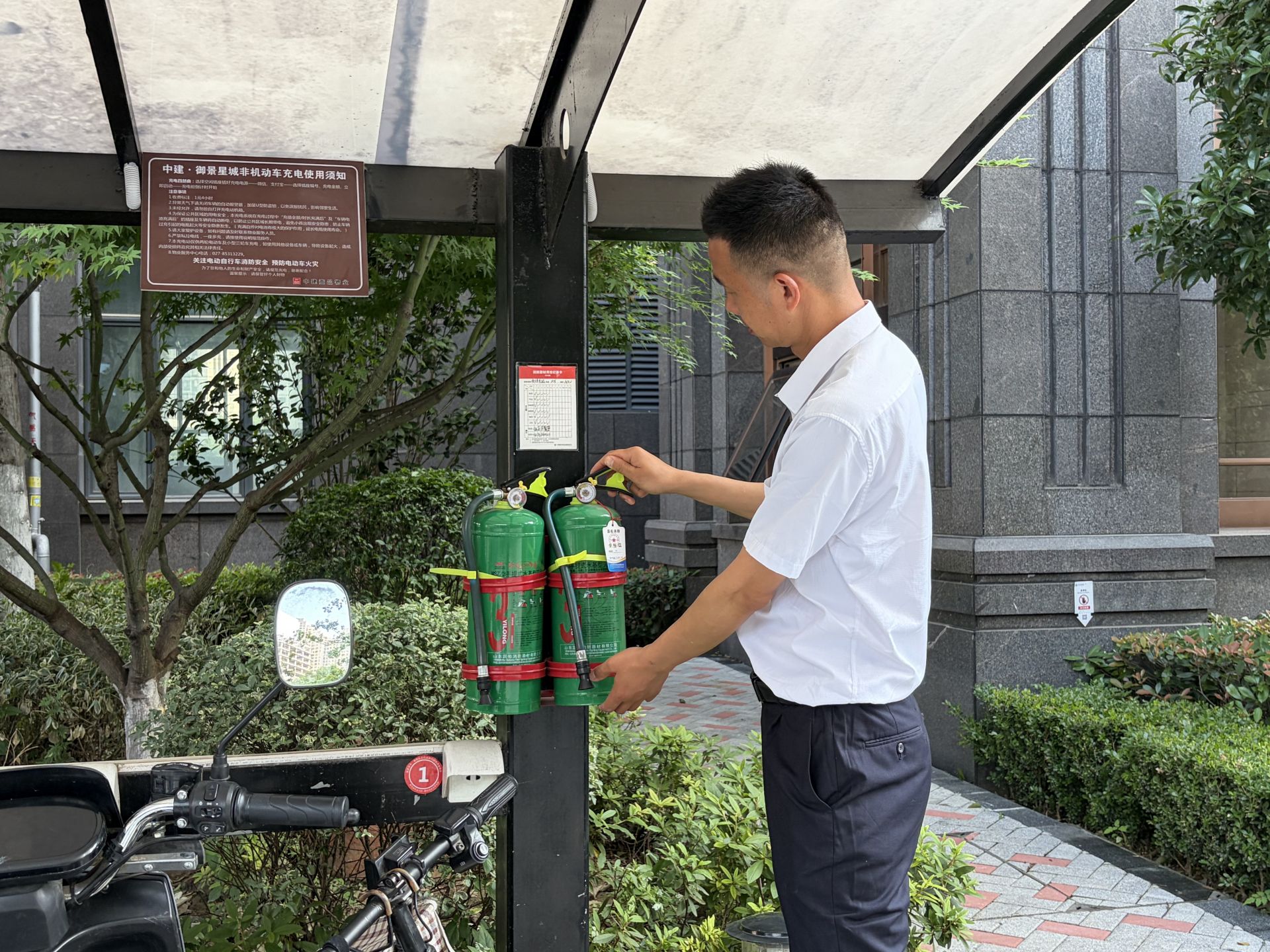 巡查时认真检查小区设备.jpg.jpg