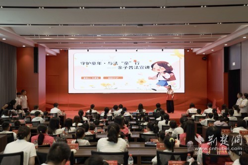 图2-“雷霆驿站”志愿者进行授课_proc.jpg.jpg