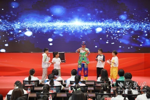 图3-中南分公司项目魔术师进行表演_proc.jpg.jpg